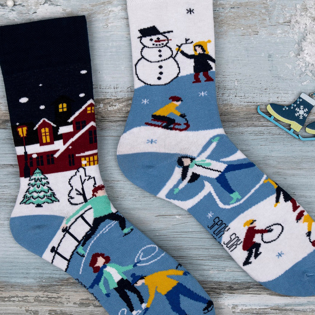 1 Pack Unisex Mismatched Novelty Odd Socks - Winter Activities